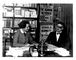 James Joyce ja Sylvie Beach vuonna 1922